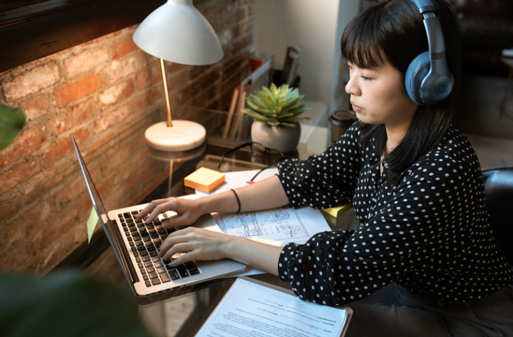 母语配音相较于字幕翻译服务有哪些特点优势？